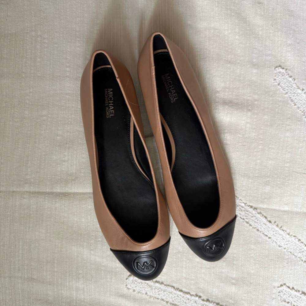 🖤MICHAEL Michael Kors Dylyn Logo Leather Ballet Flats — Tan/Black- Size 9